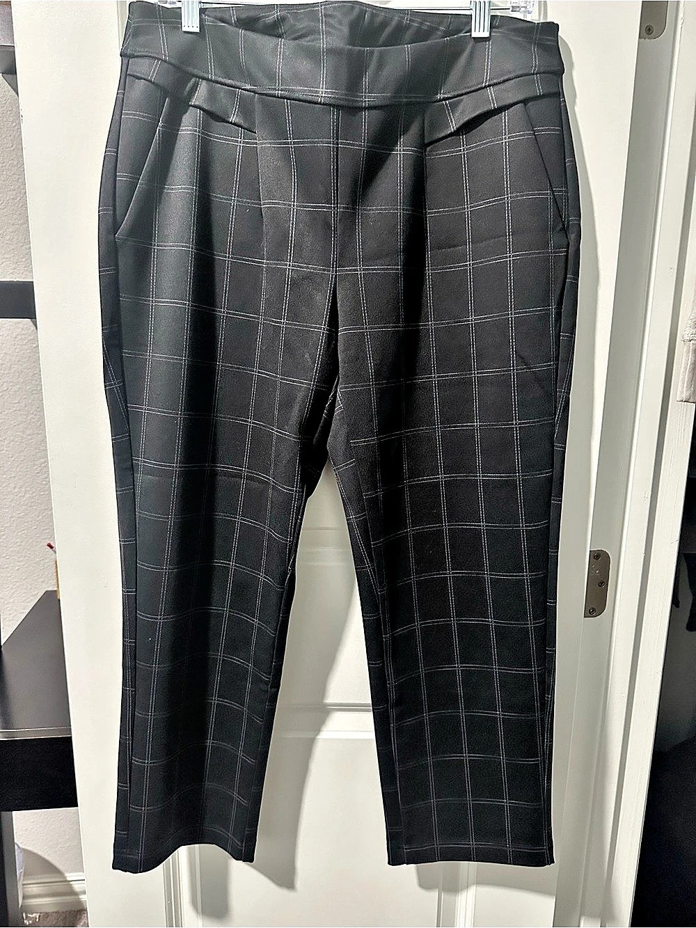 Madison Gray Plaid Skinny Pants in Black Size PL Like New